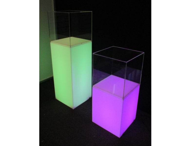 acrylic-pedestals-with-lighting-and-case