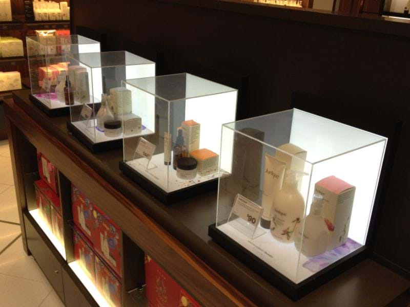 display-cubes-witrh-lighting