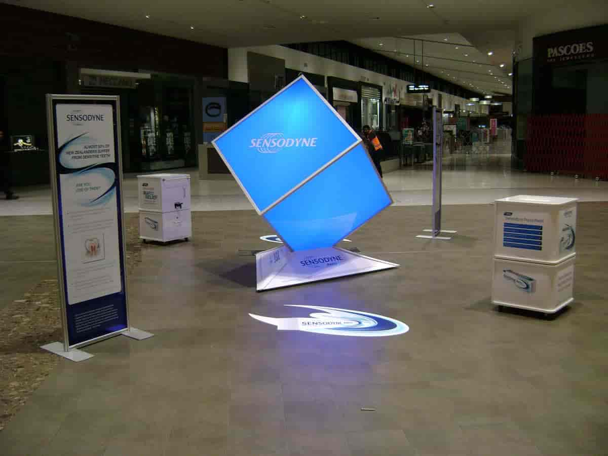 giant-illuminated-cube