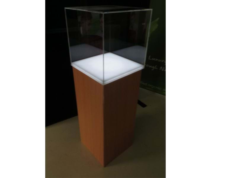 showcase-plinth-with-lighting