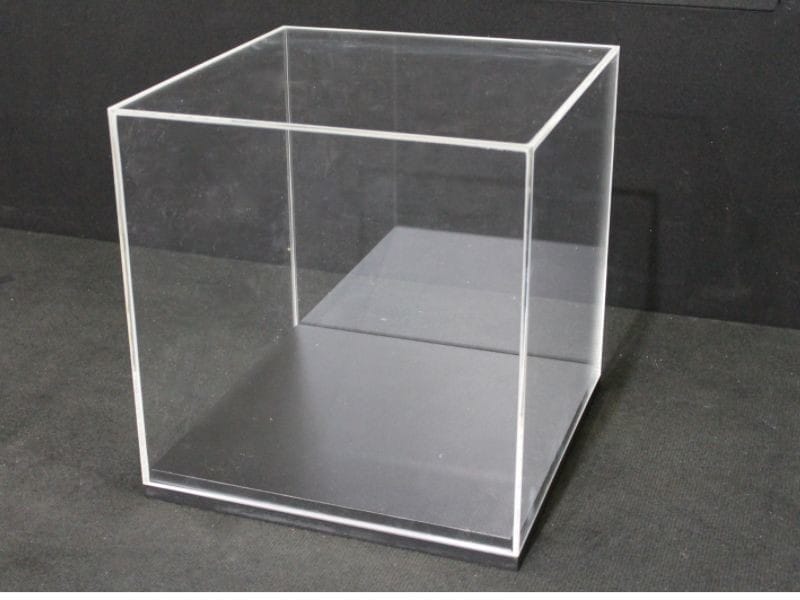 acrylic-display-cubes-05-add-a-separate-base-in-different-material-for-a-simple-display-solution.jpg