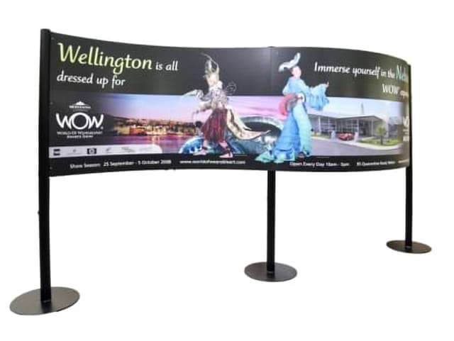 Curved mall display - Displays2Go