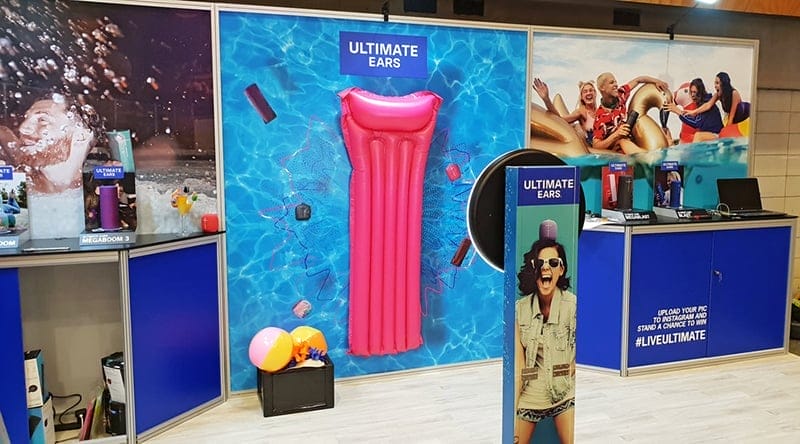 exhibition-brandframe-07-all-sorts-of-items-can-be-attached-to-the-Brandframe.jpg
