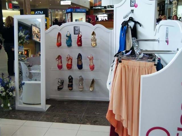 Portable change booth and merchandising booth - Displays2Go