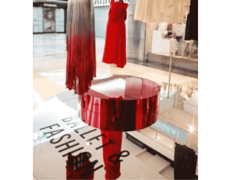 mirror-plinths-02-red-mirror-plinth-can-be-bent-to-curved-shapes.png