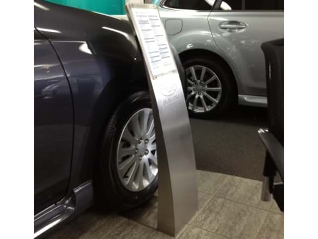 Metal floor stand for car dealer - Displays2Go