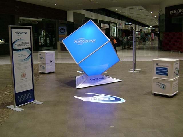 Giant illuminated cube - Displays2Go
