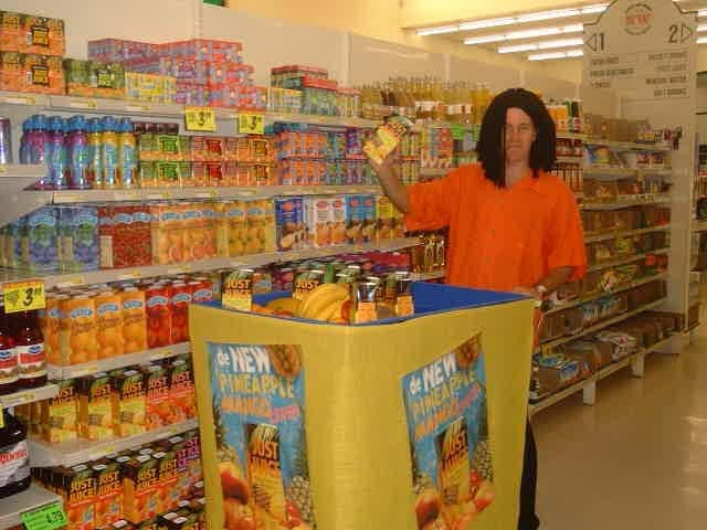 Sampling shopping trolley - Displays2Go