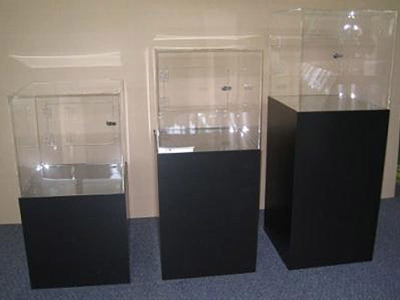 showcase-plinths-04-3-black-plinths.jpg