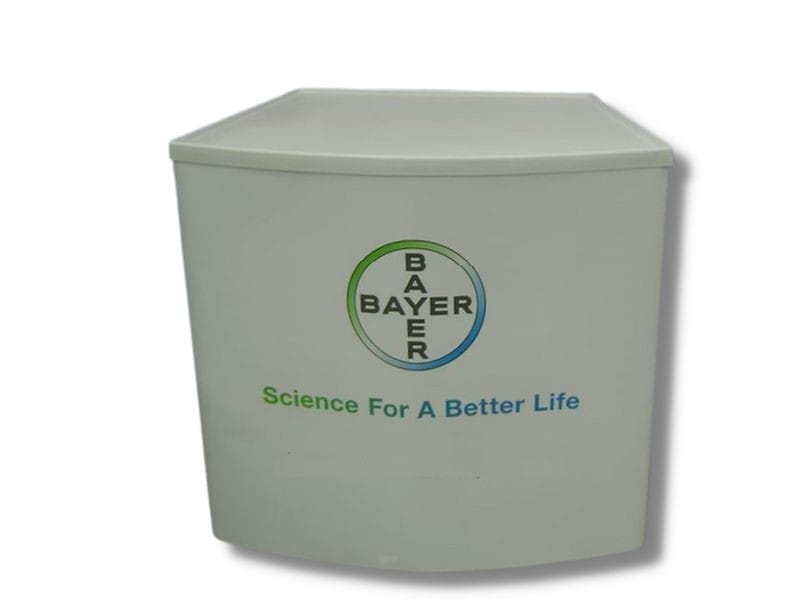 superlight-1000-curved-demonstration-table-02-bayer-table-with-white-top-and-interchangeable-graphic-wrap.jpg
