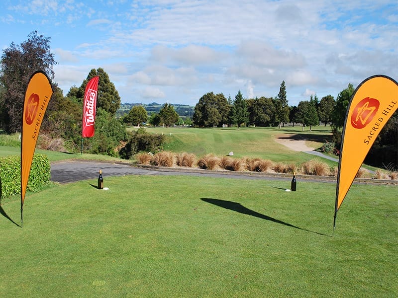 teardrop-flags-06-teardrop-2-go-flags-at-a-corporate-golf-day.jpg